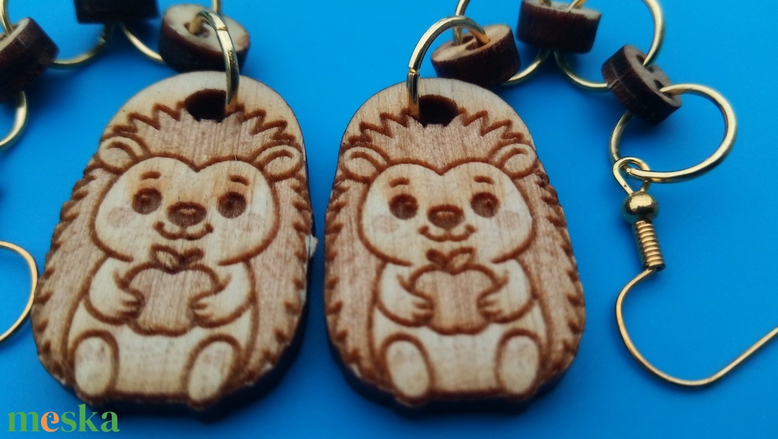 Láncos, lógós Süni sündisznó fülbevaló Sünis füldísz sünnel Kiváló ajándék lánynak, vidám hölgynek, nőnek szilveszterre. - esküvő - ékszer - fülbevaló - Meska.hu