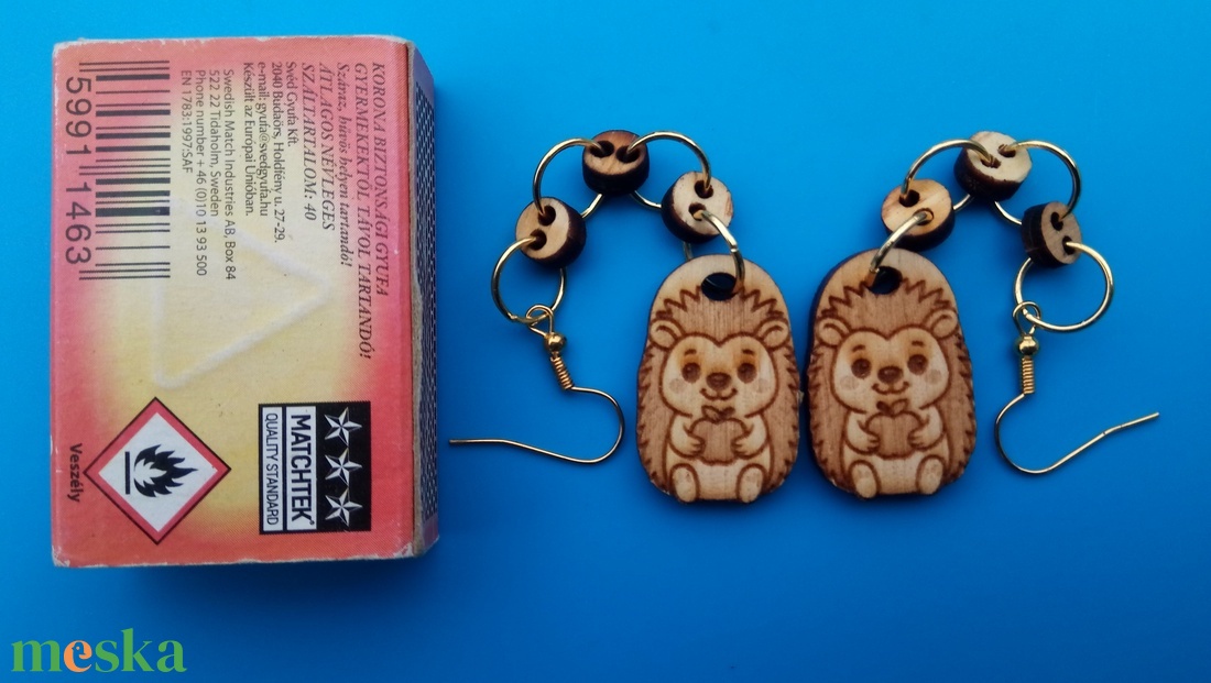 Láncos, lógós Süni sündisznó fülbevaló Sünis füldísz sünnel Kiváló ajándék lánynak, vidám hölgynek, nőnek szilveszterre. - esküvő - ékszer - fülbevaló - Meska.hu