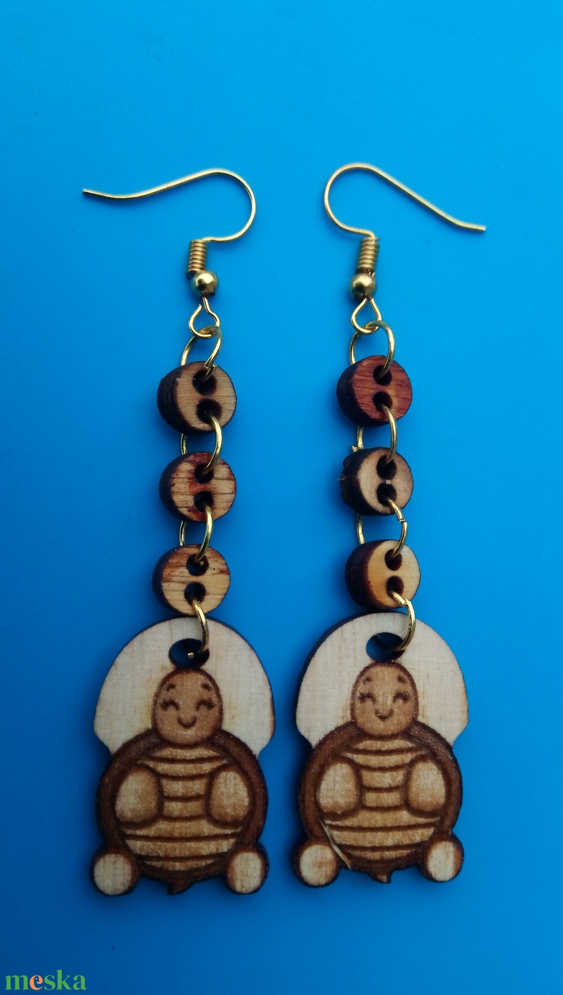 Láncos, lógós Teknőc fülbevaló. Teknőcös füldísz teknőccel. Kiváló ajándék lánynak, vidám hölgynek, nőnek szilveszterre. - esküvő - ékszer - fülbevaló - Meska.hu