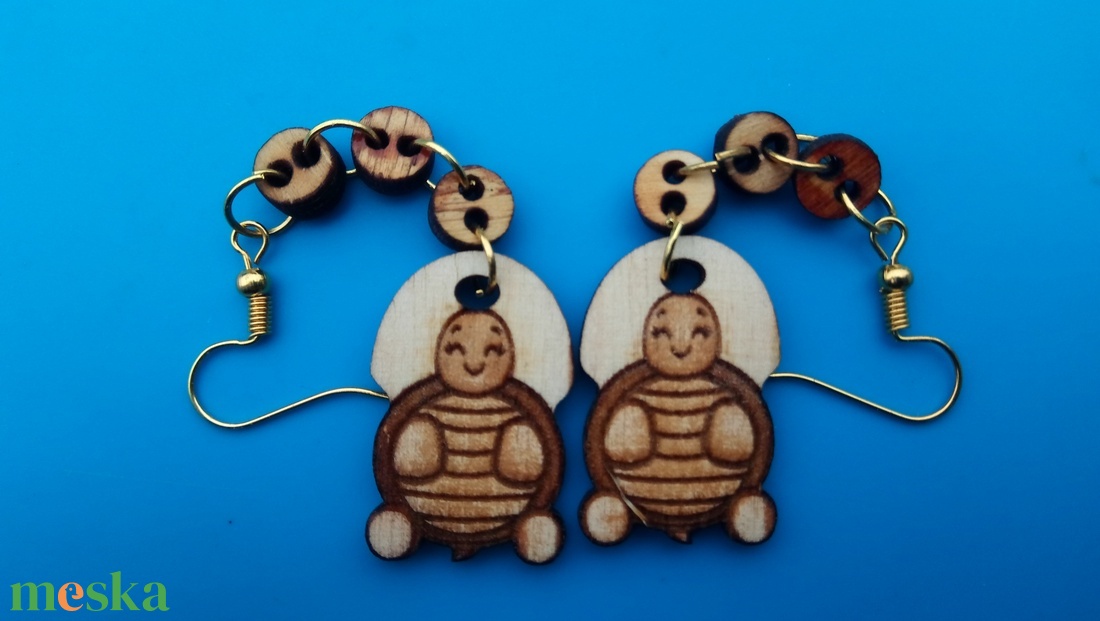 Láncos, lógós Teknőc fülbevaló. Teknőcös füldísz teknőccel. Kiváló ajándék lánynak, vidám hölgynek, nőnek szilveszterre. - esküvő - ékszer - fülbevaló - Meska.hu