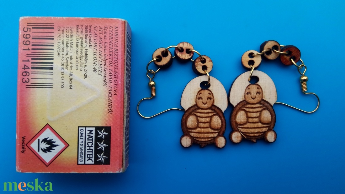 Láncos, lógós Teknőc fülbevaló. Teknőcös füldísz teknőccel. Kiváló ajándék lánynak, vidám hölgynek, nőnek szilveszterre. - esküvő - ékszer - fülbevaló - Meska.hu