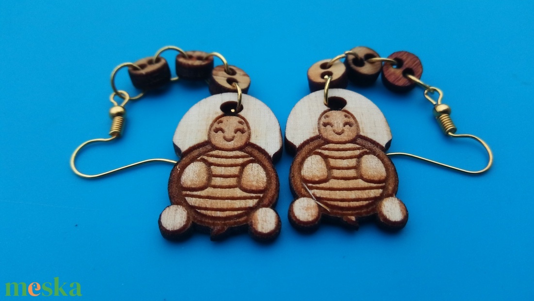 Láncos, lógós Teknőc fülbevaló. Teknőcös füldísz teknőccel. Kiváló ajándék lánynak, vidám hölgynek, nőnek szilveszterre. - esküvő - ékszer - fülbevaló - Meska.hu