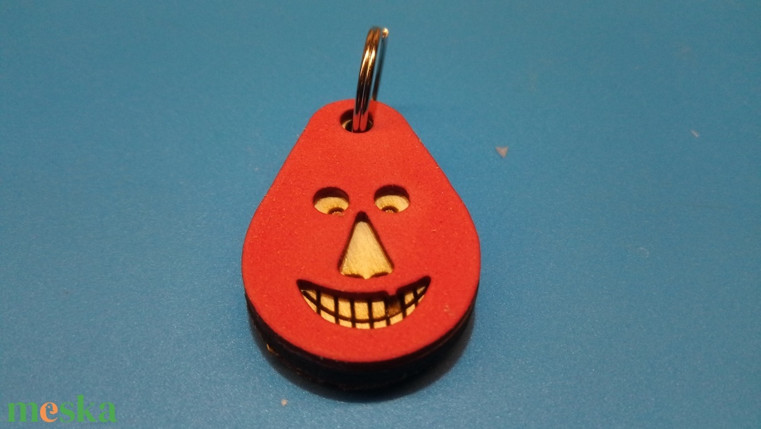 Piros, Vidám Busó kulcstartó. Gumírozott felület, gravírozott alappal. Vidámaknak jár, búsulóknak vidító ajándék. - táska & tok - kulcstartó & táskadísz - kulcstartó - Meska.hu