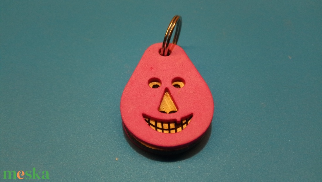 Rózsaszín, Vidám Busó kulcstartó. Gumírozott felület, gravírozott alappal. Vidámaknak jár, búsulóknak vidító ajándék. - táska & tok - kulcstartó & táskadísz - kulcstartó - Meska.hu