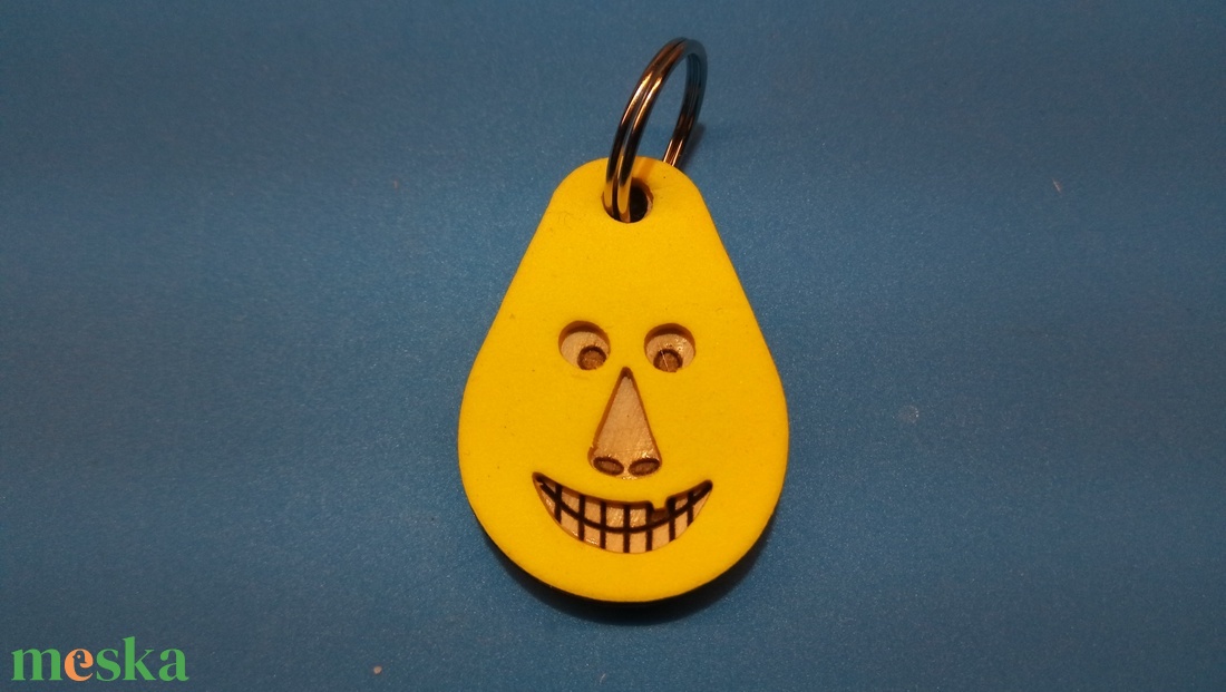 Sárga, Vidám Busó kulcstartó. Gumírozott felület, gravírozott alappal. Vidámaknak jár, búsulóknak vidító ajándék. - táska & tok - kulcstartó & táskadísz - kulcstartó - Meska.hu