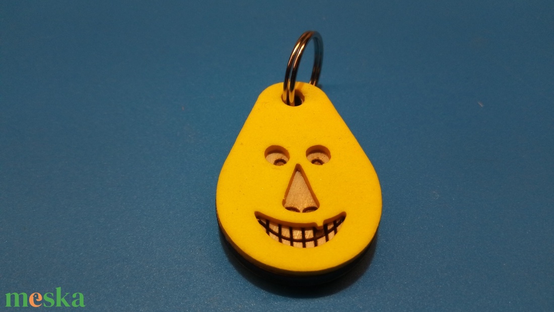 Sárga, Vidám Busó kulcstartó. Gumírozott felület, gravírozott alappal. Vidámaknak jár, búsulóknak vidító ajándék. - táska & tok - kulcstartó & táskadísz - kulcstartó - Meska.hu