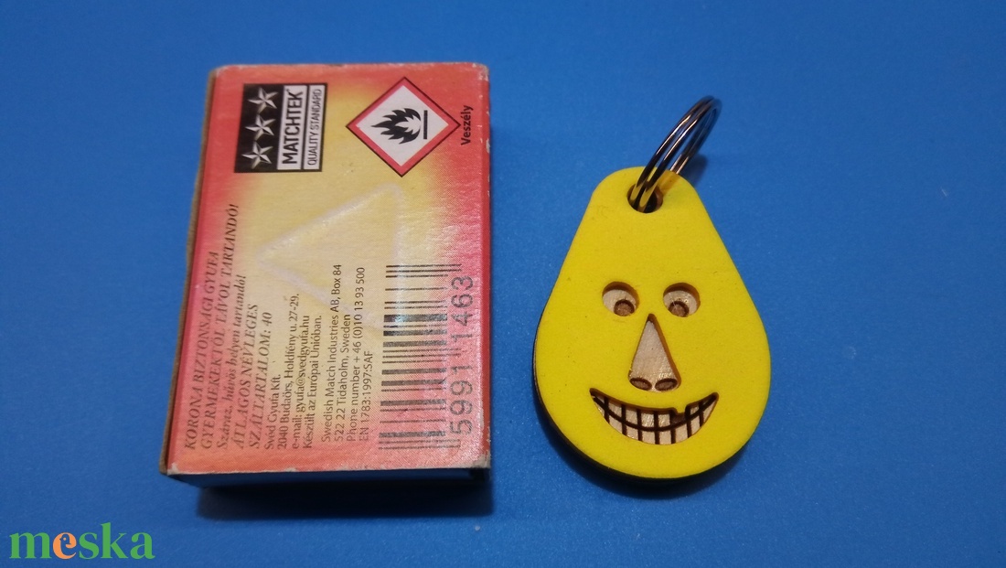 Sárga, Vidám Busó kulcstartó. Gumírozott felület, gravírozott alappal. Vidámaknak jár, búsulóknak vidító ajándék. - táska & tok - kulcstartó & táskadísz - kulcstartó - Meska.hu