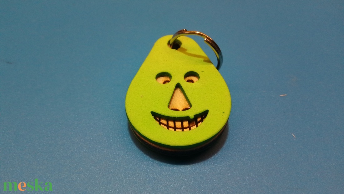 Zöld, Vidám Busó kulcstartó. Gumírozott felület, gravírozott alappal. Vidámaknak jár, búsulóknak vidító ajándék. - táska & tok - kulcstartó & táskadísz - kulcstartó - Meska.hu