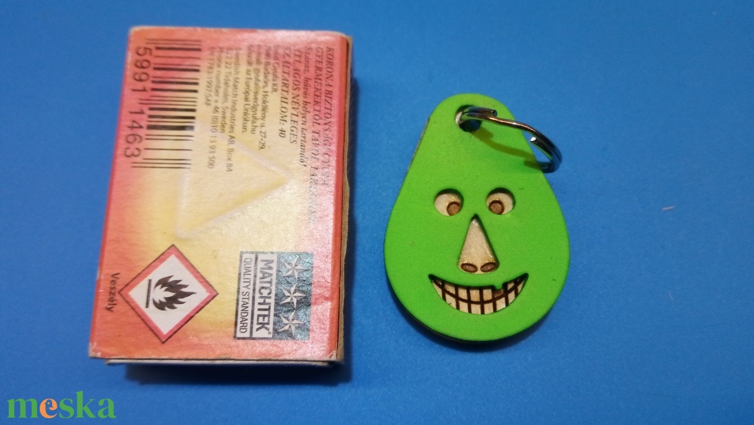 Zöld, Vidám Busó kulcstartó. Gumírozott felület, gravírozott alappal. Vidámaknak jár, búsulóknak vidító ajándék. - táska & tok - kulcstartó & táskadísz - kulcstartó - Meska.hu