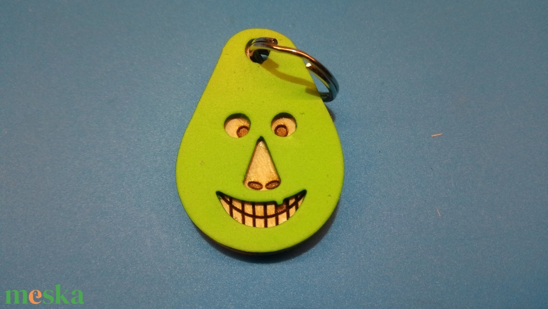 Zöld, Vidám Busó kulcstartó. Gumírozott felület, gravírozott alappal. Vidámaknak jár, búsulóknak vidító ajándék. - táska & tok - kulcstartó & táskadísz - kulcstartó - Meska.hu