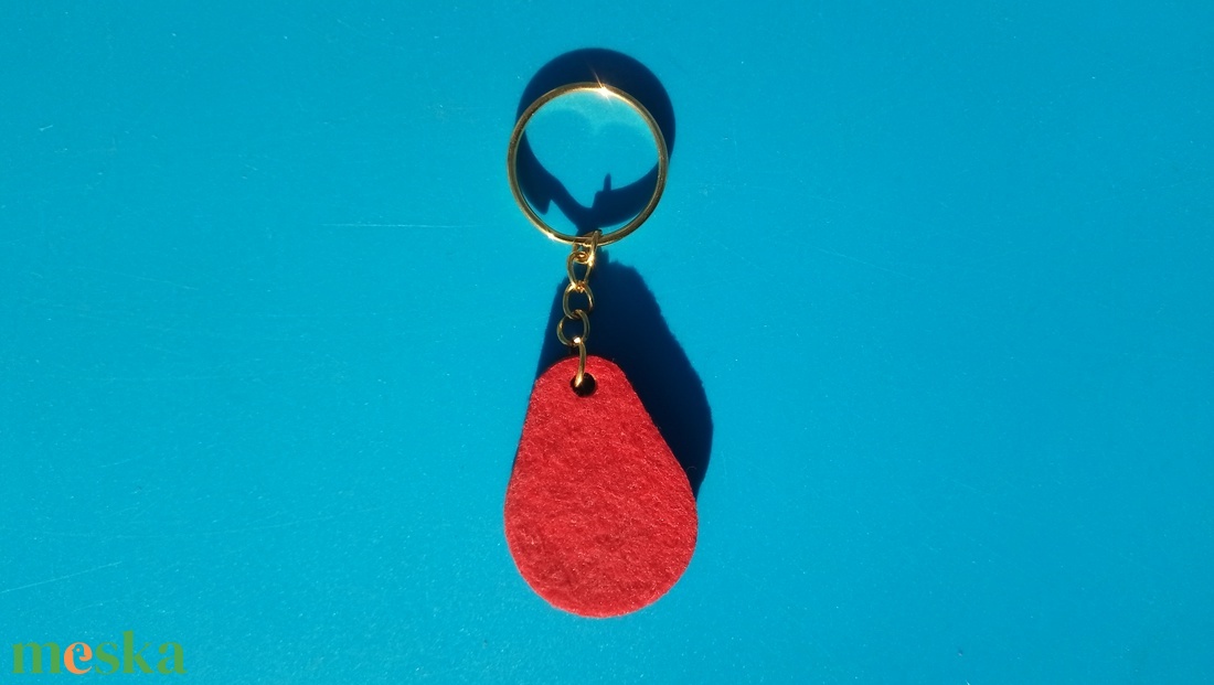 Piros filces kulcstartó csepp formájú fa alappal. Élénk, figyelemfelkeltő posztó hatású felülettel. - táska & tok - kulcstartó & táskadísz - kulcstartó - Meska.hu