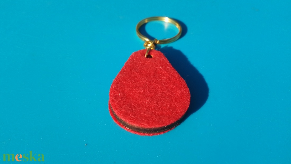 Piros filces kulcstartó csepp formájú fa alappal. Élénk, figyelemfelkeltő posztó hatású felülettel. - táska & tok - kulcstartó & táskadísz - kulcstartó - Meska.hu