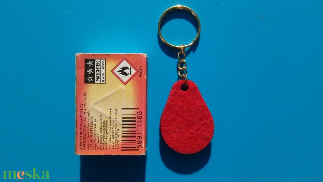 Piros filces kulcstartó csepp formájú fa alappal. Élénk, figyelemfelkeltő posztó hatású felülettel. - táska & tok - kulcstartó & táskadísz - kulcstartó - Meska.hu