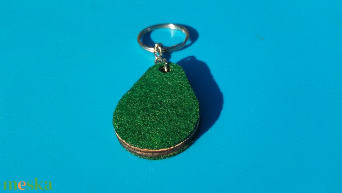 Zöld filces kulcstartó csepp formájú fa alappal. Természetközeli, posztó hatású felülettel. - táska & tok - kulcstartó & táskadísz - kulcstartó - Meska.hu