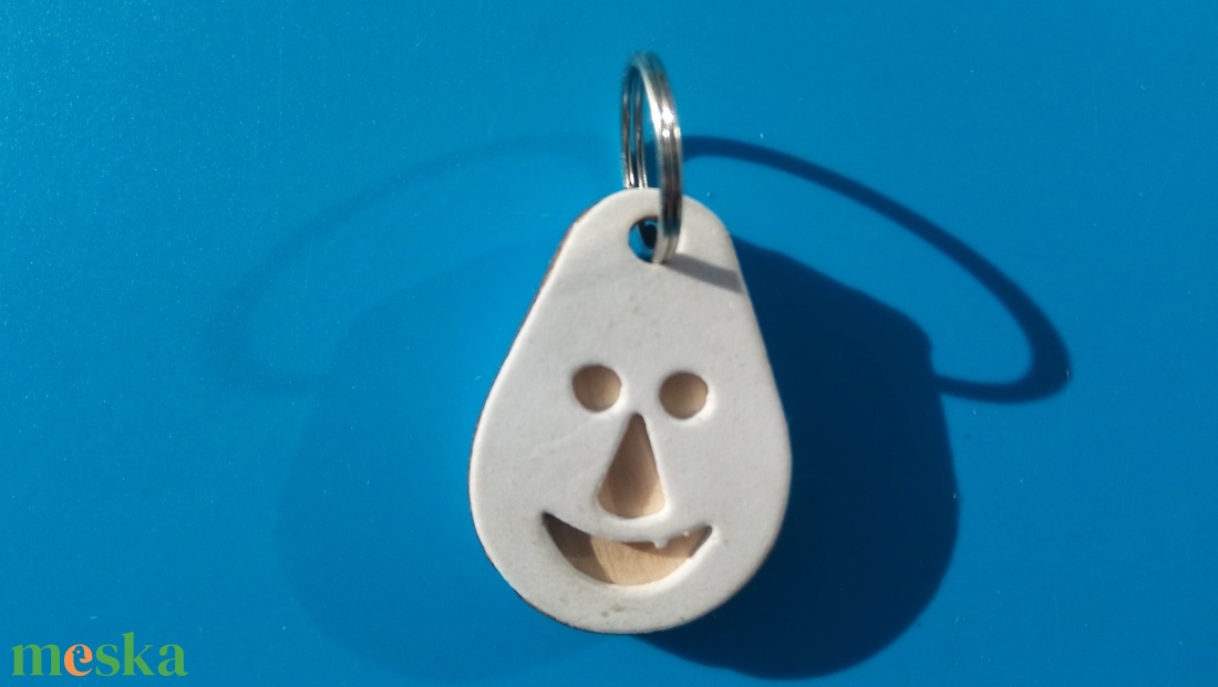 Fehér, Nevető kulcstartó. Vidám gyerekeknek, vicces felnőtteknek, humoros öregeknek vagy szomorúaknak ajándékba.  - táska & tok - kulcstartó & táskadísz - kulcstartó - Meska.hu