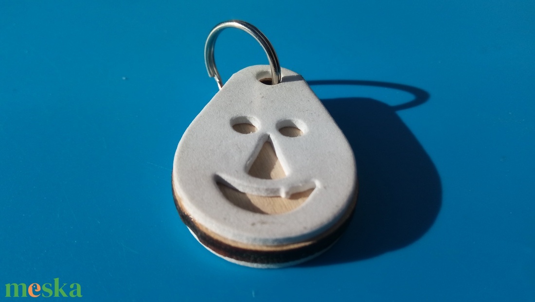 Fehér, Nevető kulcstartó. Vidám gyerekeknek, vicces felnőtteknek, humoros öregeknek vagy szomorúaknak ajándékba.  - táska & tok - kulcstartó & táskadísz - kulcstartó - Meska.hu