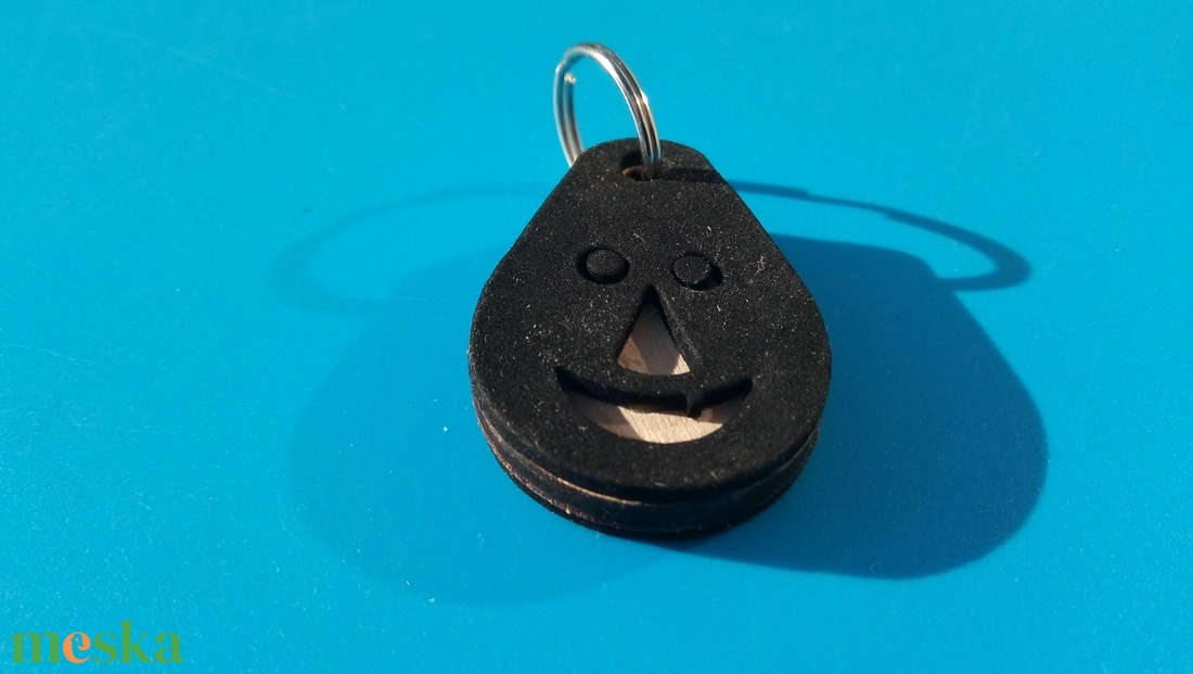 Fekete, Nevető kulcstartó. Vidám gyerekeknek, vicces felnőtteknek, humoros öregeknek vagy szomorúaknak ajándékba.  - táska & tok - kulcstartó & táskadísz - kulcstartó - Meska.hu