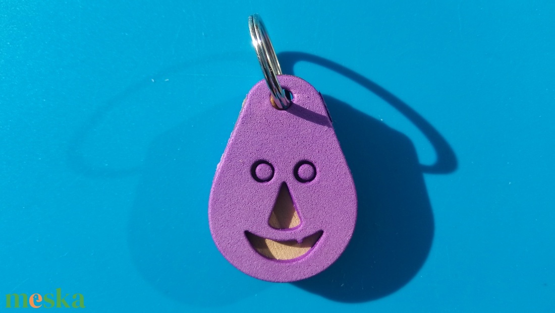 Lila, Nevető kulcstartó. Vidám gyerekeknek, vicces felnőtteknek, humoros öregeknek vagy szomorúaknak ajándékba.  - táska & tok - kulcstartó & táskadísz - kulcstartó - Meska.hu