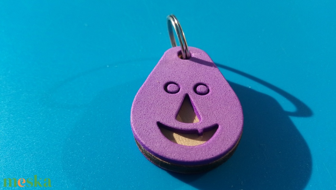 Lila, Nevető kulcstartó. Vidám gyerekeknek, vicces felnőtteknek, humoros öregeknek vagy szomorúaknak ajándékba.  - táska & tok - kulcstartó & táskadísz - kulcstartó - Meska.hu
