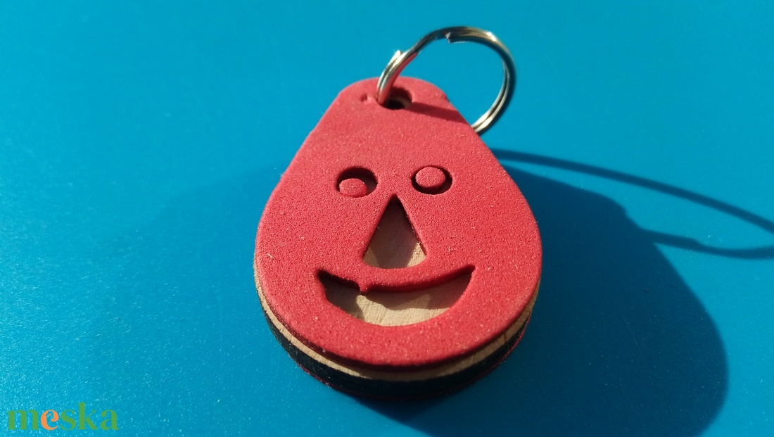 Piros, Nevető kulcstartó. Vidám gyerekeknek, vicces felnőtteknek, humoros öregeknek vagy szomorúaknak ajándékba.  - táska & tok - kulcstartó & táskadísz - kulcstartó - Meska.hu