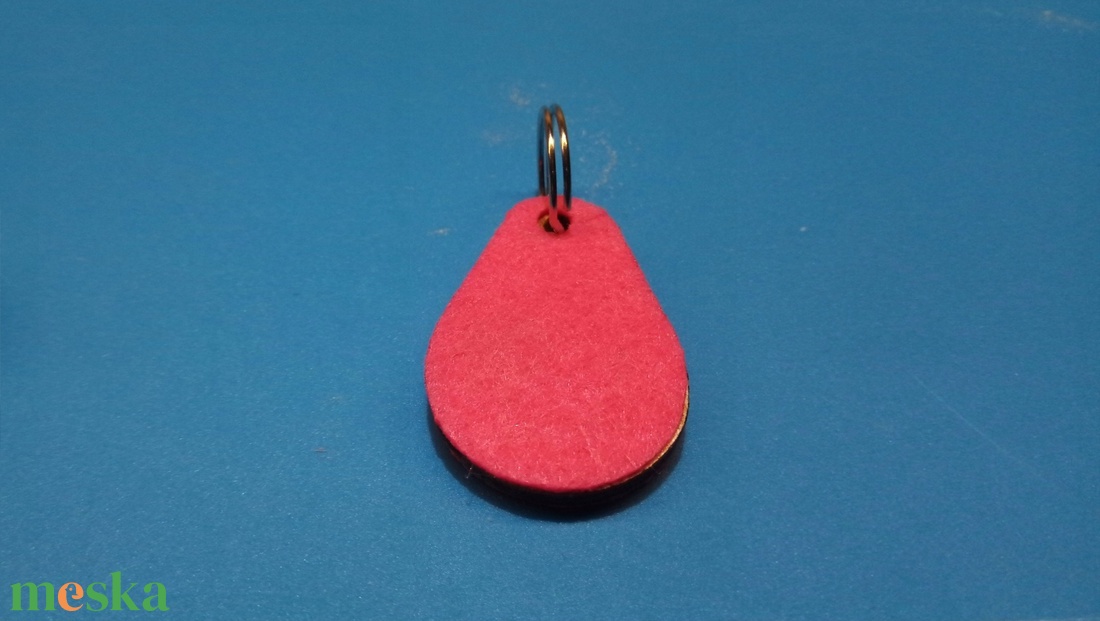 Világoslila filces kulcstartó, csepp formájú fa alappal. Különleges, egyedi posztó hatású felülettel. - táska & tok - kulcstartó & táskadísz - kulcstartó - Meska.hu