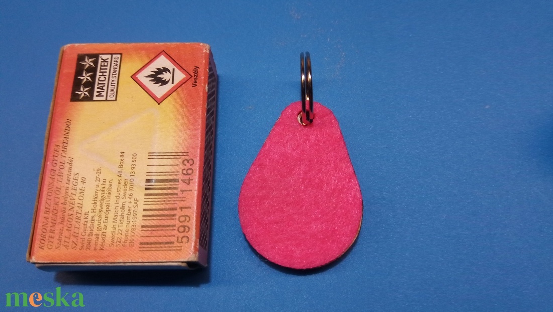 Világoslila filces kulcstartó, csepp formájú fa alappal. Különleges, egyedi posztó hatású felülettel. - táska & tok - kulcstartó & táskadísz - kulcstartó - Meska.hu