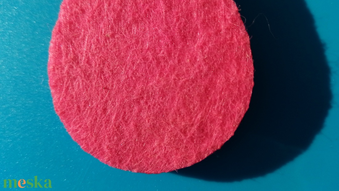 Világoslila filces kulcstartó, csepp formájú fa alappal. Különleges, egyedi posztó hatású felülettel. - táska & tok - kulcstartó & táskadísz - kulcstartó - Meska.hu