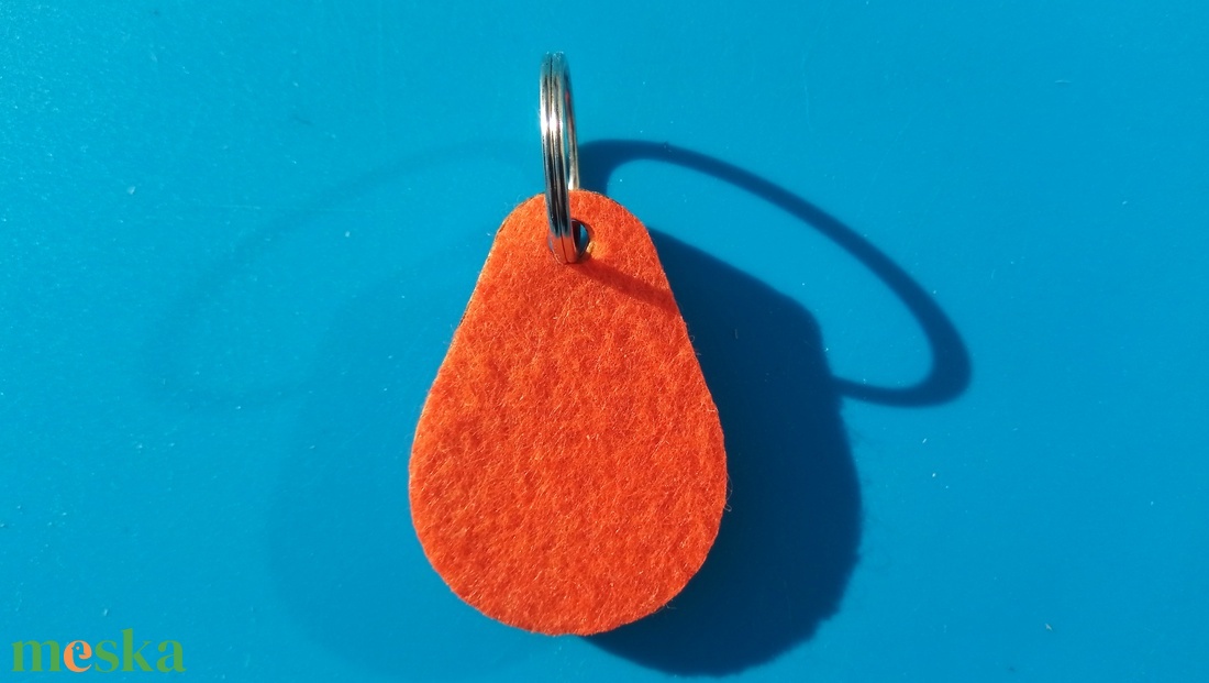 Narancssárga filces kulcstartó, csepp formájú fa alappal. Élénk, vidám posztó hatású felülettel. - táska & tok - kulcstartó & táskadísz - kulcstartó - Meska.hu