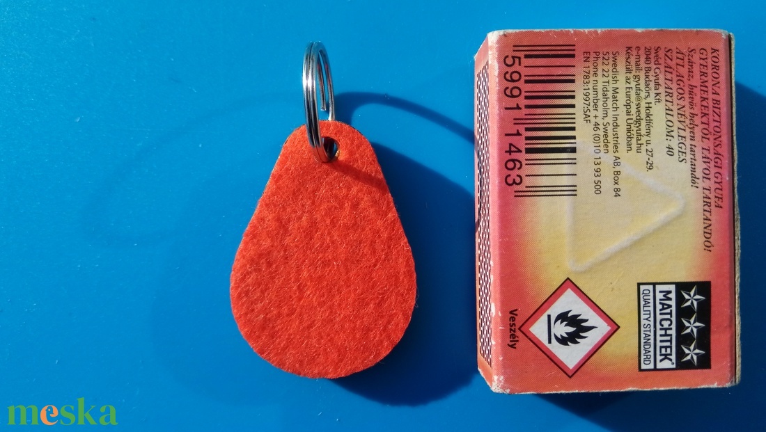 Narancssárga filces kulcstartó, csepp formájú fa alappal. Élénk, vidám posztó hatású felülettel. - táska & tok - kulcstartó & táskadísz - kulcstartó - Meska.hu