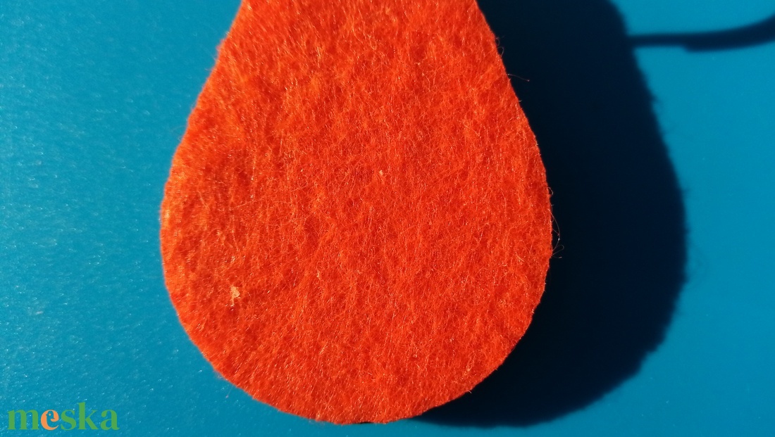 Narancssárga filces kulcstartó, csepp formájú fa alappal. Élénk, vidám posztó hatású felülettel. - táska & tok - kulcstartó & táskadísz - kulcstartó - Meska.hu