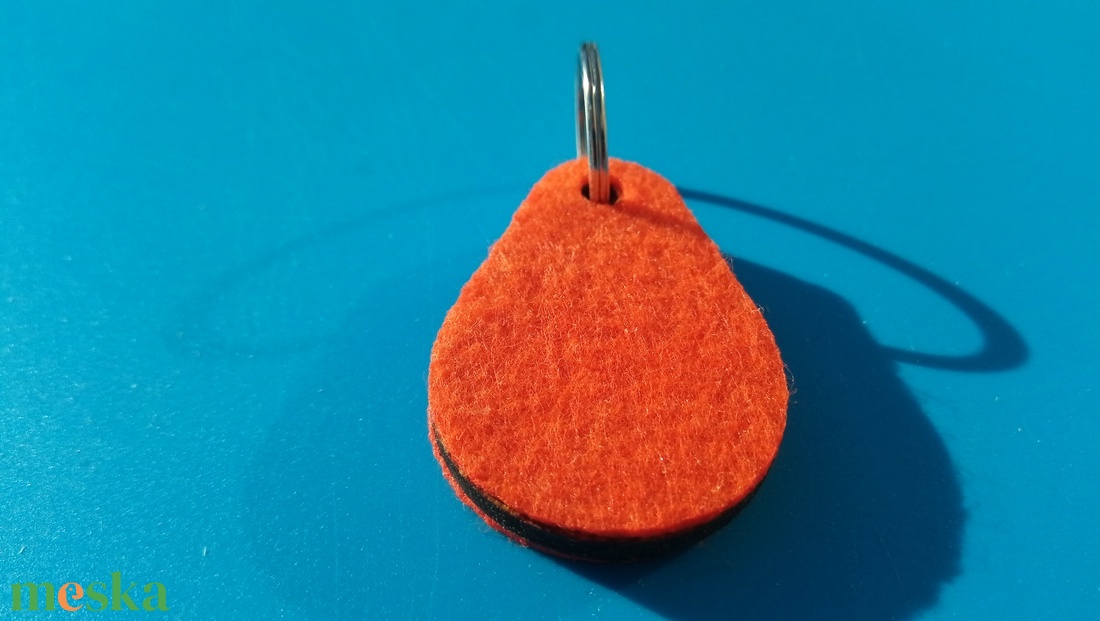 Narancssárga filces kulcstartó, csepp formájú fa alappal. Élénk, vidám posztó hatású felülettel. - táska & tok - kulcstartó & táskadísz - kulcstartó - Meska.hu