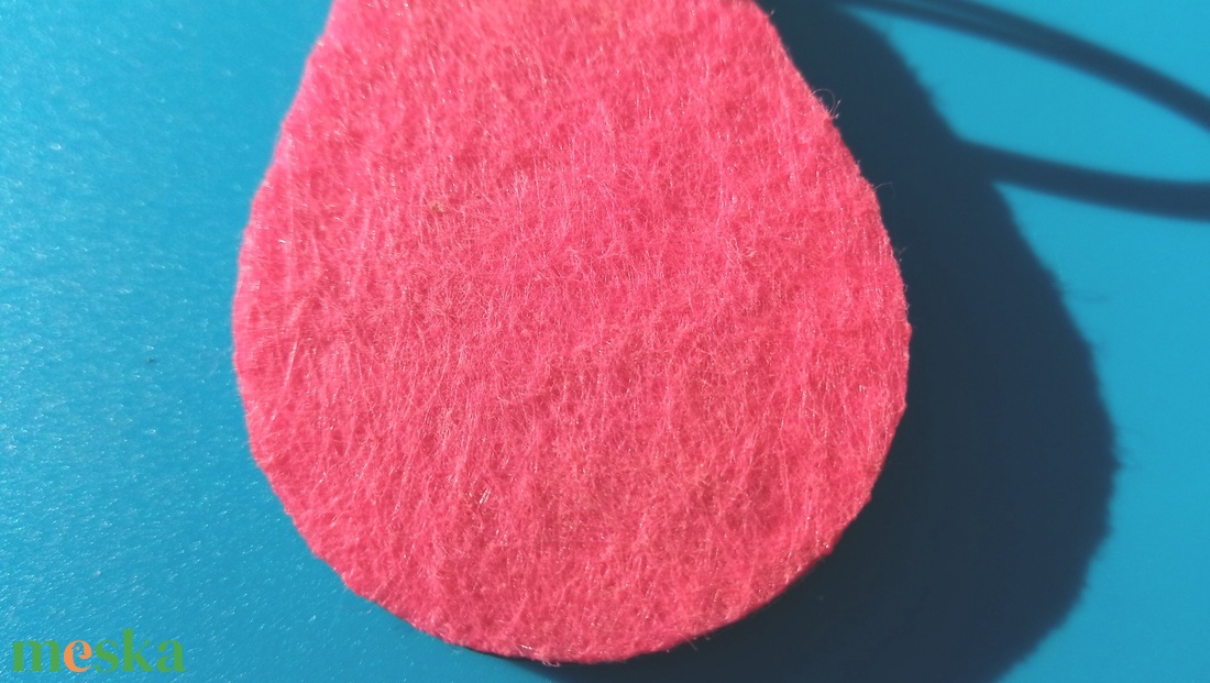 Rózsaszín filces kulcstartó, csepp formájú fa alappal. Finom, bájos posztó hatású felülettel. - táska & tok - kulcstartó & táskadísz - kulcstartó - Meska.hu