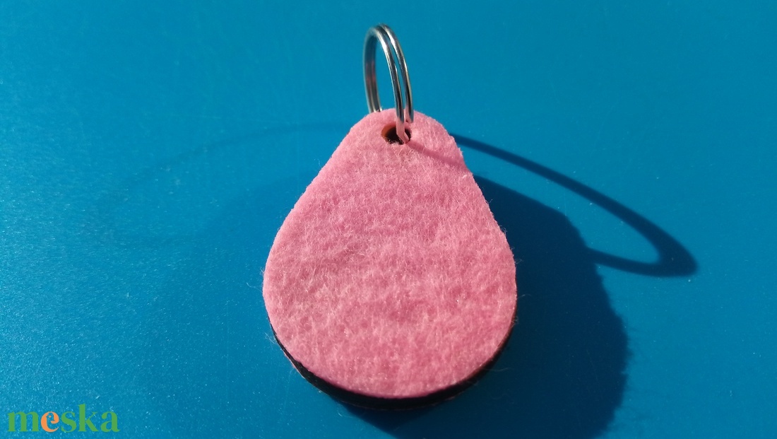 Rózsaszín filces kulcstartó, csepp formájú fa alappal. Finom, bájos posztó hatású felülettel. - táska & tok - kulcstartó & táskadísz - kulcstartó - Meska.hu