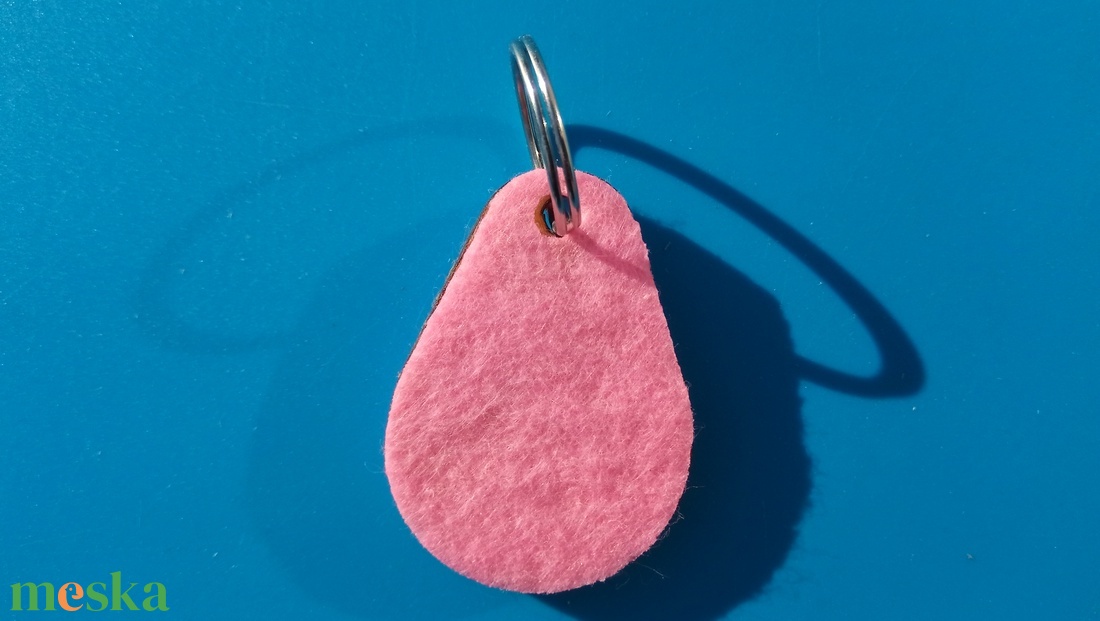 Rózsaszín filces kulcstartó, csepp formájú fa alappal. Finom, bájos posztó hatású felülettel. - táska & tok - kulcstartó & táskadísz - kulcstartó - Meska.hu