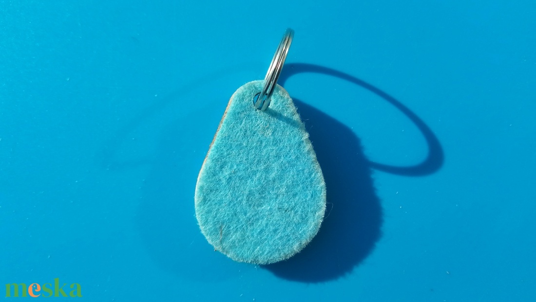 Világoskék filces kulcstartó, csepp formájú fa alappal. Friss, harmonikus posztó hatású felülettel. - táska & tok - kulcstartó & táskadísz - kulcstartó - Meska.hu