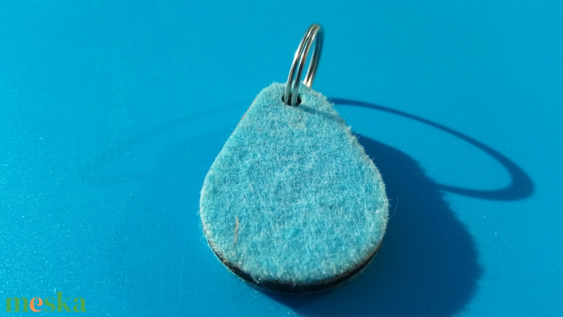 Világoskék filces kulcstartó, csepp formájú fa alappal. Friss, harmonikus posztó hatású felülettel. - táska & tok - kulcstartó & táskadísz - kulcstartó - Meska.hu