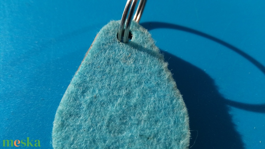 Világoskék filces kulcstartó, csepp formájú fa alappal. Friss, harmonikus posztó hatású felülettel. - táska & tok - kulcstartó & táskadísz - kulcstartó - Meska.hu