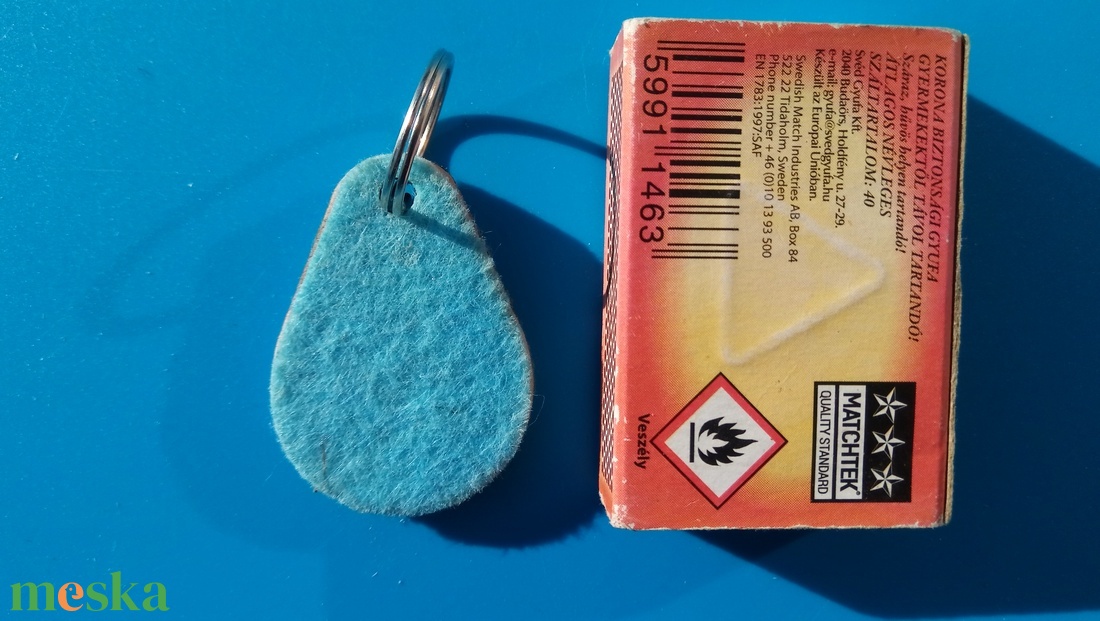 Világoskék filces kulcstartó, csepp formájú fa alappal. Friss, harmonikus posztó hatású felülettel. - táska & tok - kulcstartó & táskadísz - kulcstartó - Meska.hu