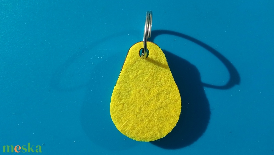 Sárga filces kulcstartó, csepp formájú fa alappal. Vidám, energikus posztó hatású felülettel. - táska & tok - kulcstartó & táskadísz - kulcstartó - Meska.hu