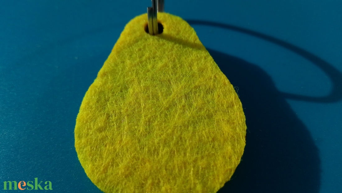 Sárga filces kulcstartó, csepp formájú fa alappal. Vidám, energikus posztó hatású felülettel. - táska & tok - kulcstartó & táskadísz - kulcstartó - Meska.hu