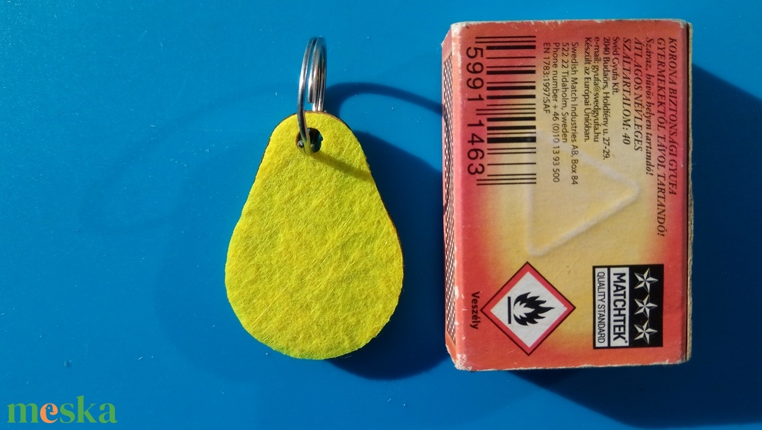 Sárga filces kulcstartó, csepp formájú fa alappal. Vidám, energikus posztó hatású felülettel. - táska & tok - kulcstartó & táskadísz - kulcstartó - Meska.hu