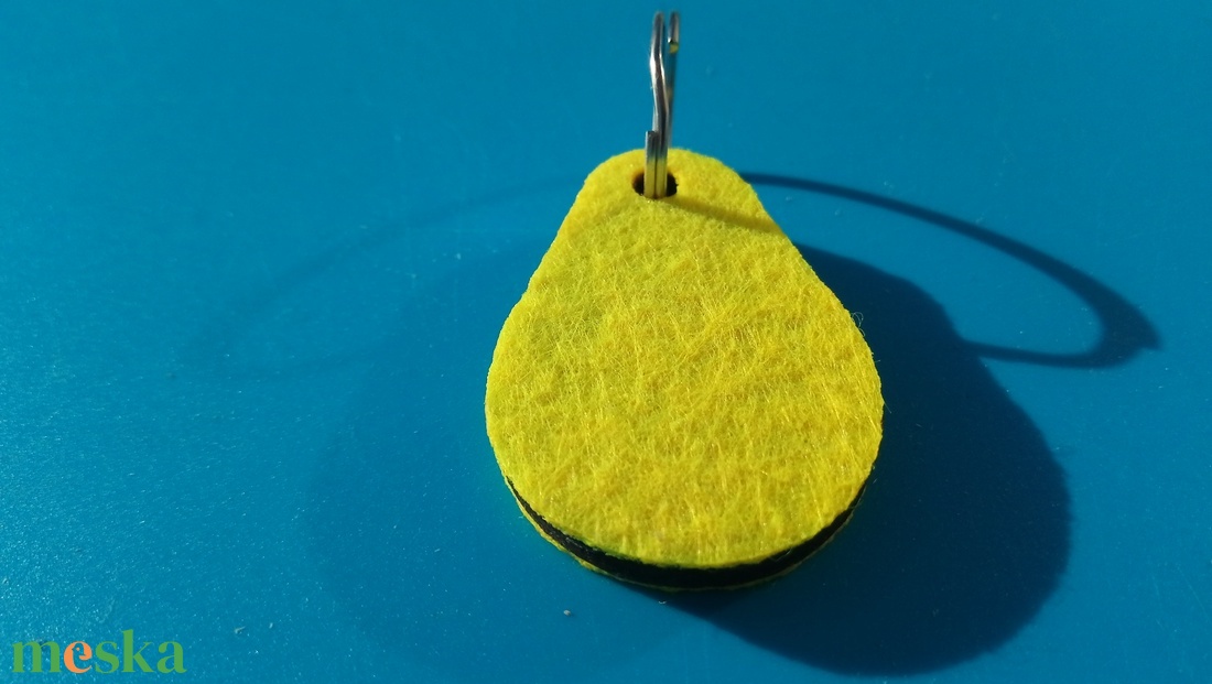 Sárga filces kulcstartó, csepp formájú fa alappal. Vidám, energikus posztó hatású felülettel. - táska & tok - kulcstartó & táskadísz - kulcstartó - Meska.hu