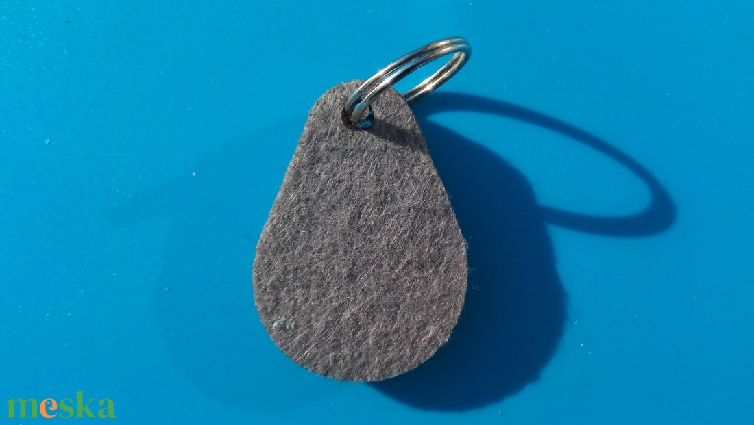 Szürke filces kulcstartó csepp formájú fa alappal. Visszafogott, minimalista posztó hatású felülettel. - táska & tok - kulcstartó & táskadísz - kulcstartó - Meska.hu