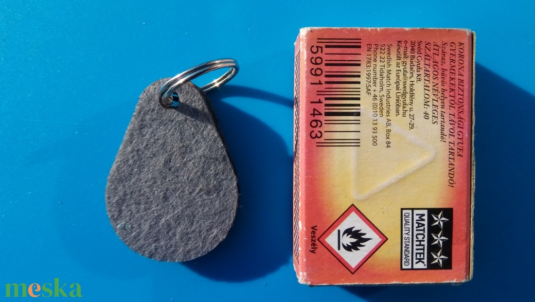 Szürke filces kulcstartó csepp formájú fa alappal. Visszafogott, minimalista posztó hatású felülettel. - táska & tok - kulcstartó & táskadísz - kulcstartó - Meska.hu