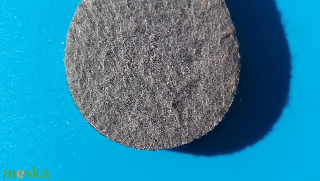 Szürke filces kulcstartó csepp formájú fa alappal. Visszafogott, minimalista posztó hatású felülettel. - táska & tok - kulcstartó & táskadísz - kulcstartó - Meska.hu