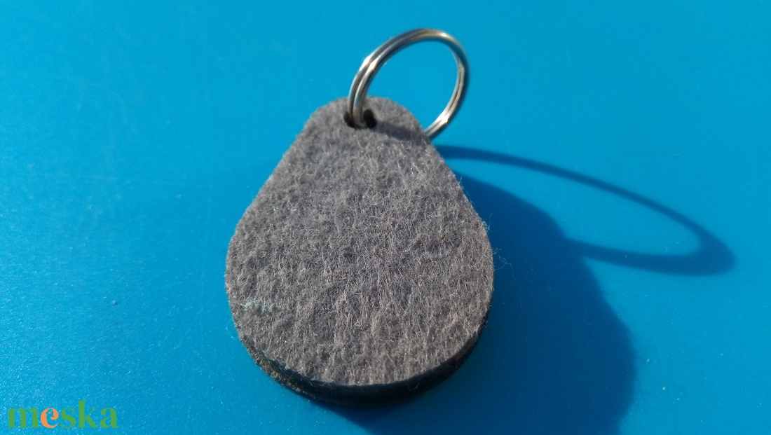 Szürke filces kulcstartó csepp formájú fa alappal. Visszafogott, minimalista posztó hatású felülettel. - táska & tok - kulcstartó & táskadísz - kulcstartó - Meska.hu