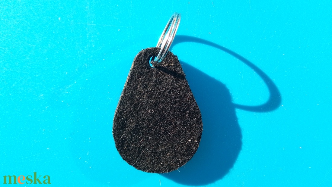 Fekete filces kulcstartó. Elegáns posztó szerű felület, gravírozott alappal.  - táska & tok - kulcstartó & táskadísz - kulcstartó - Meska.hu