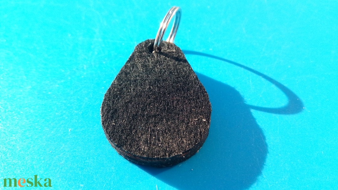 Fekete filces kulcstartó. Elegáns posztó szerű felület, gravírozott alappal.  - táska & tok - kulcstartó & táskadísz - kulcstartó - Meska.hu