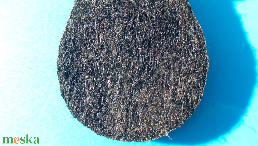 Fekete filces kulcstartó. Elegáns posztó szerű felület, gravírozott alappal.  - táska & tok - kulcstartó & táskadísz - kulcstartó - Meska.hu