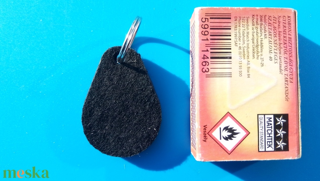 Fekete filces kulcstartó. Elegáns posztó szerű felület, gravírozott alappal.  - táska & tok - kulcstartó & táskadísz - kulcstartó - Meska.hu